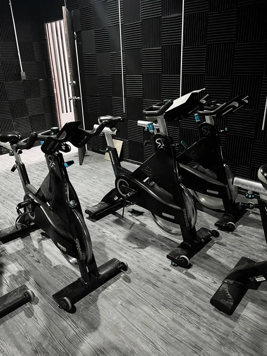Bicicletas en la sala de Indoor Cycling de Terra Sport Center, Durango