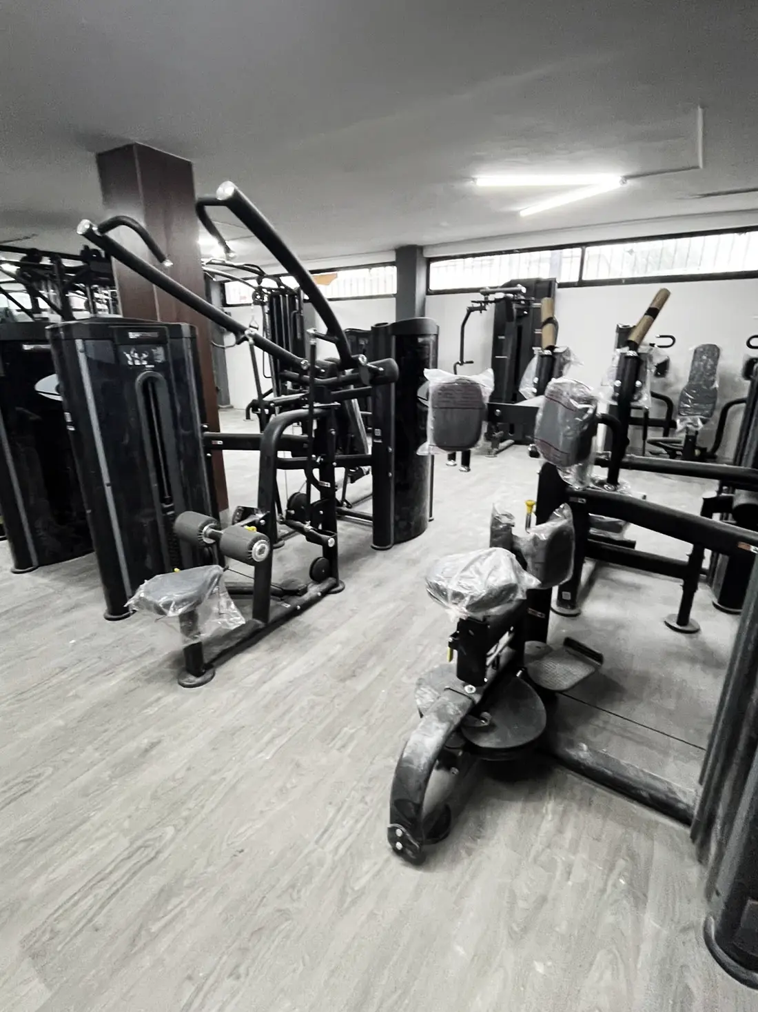 Máquinas de fuerza en el piso de entrenamiento