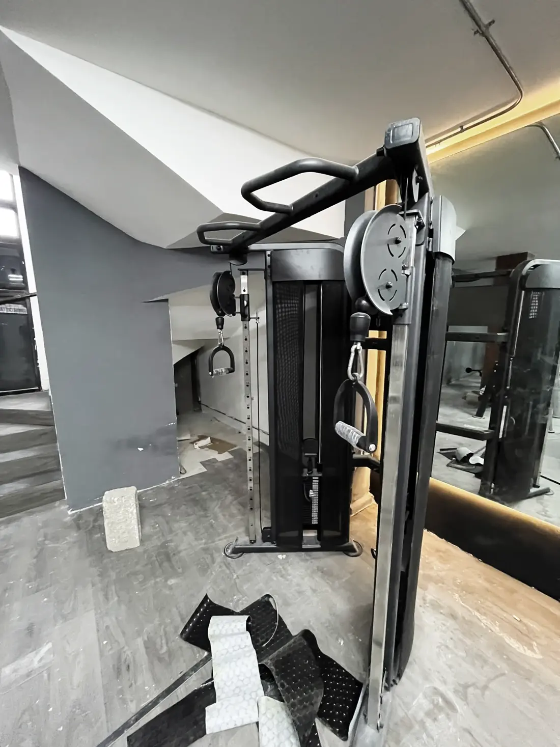 Máquina de poleas con iluminación cálida