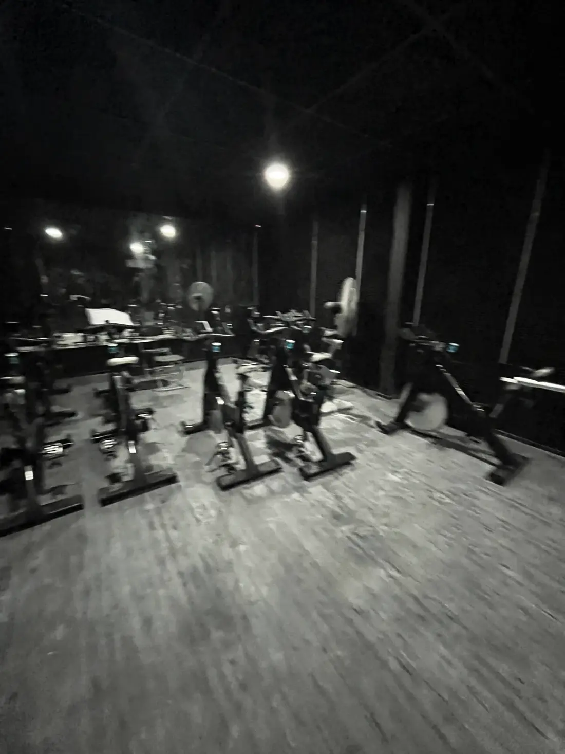 Sala de cycling con iluminación tenue