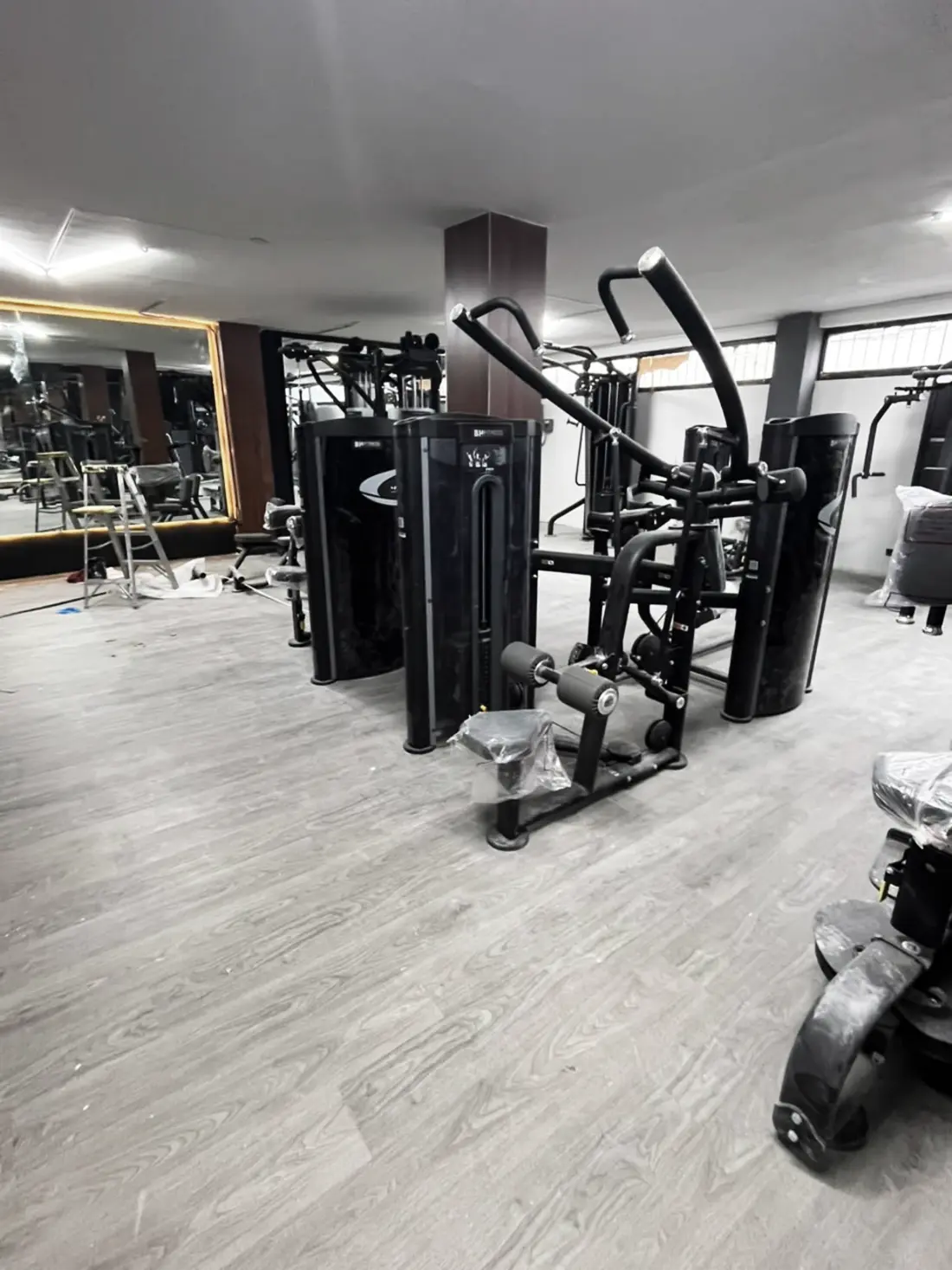 Vista general del gimnasio con bicicletas y máquinas